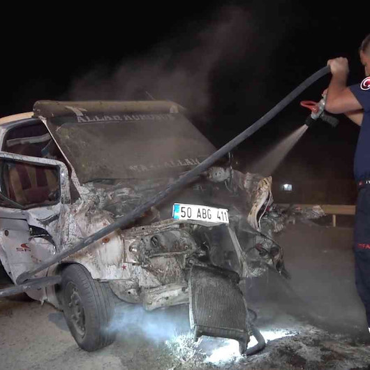 Kırıkkale’de feci kaza: Kamyonet ikiye bölündü: 3 yaralı