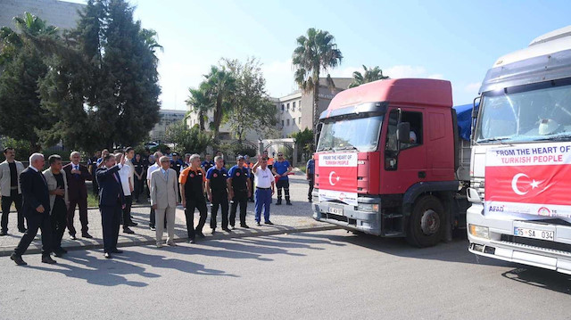 Hayırseverlerin desteğiyle toplanan 2 bin koli gıda, 400 koli temizlik malzemesinin yüklendiği yardım tırları.