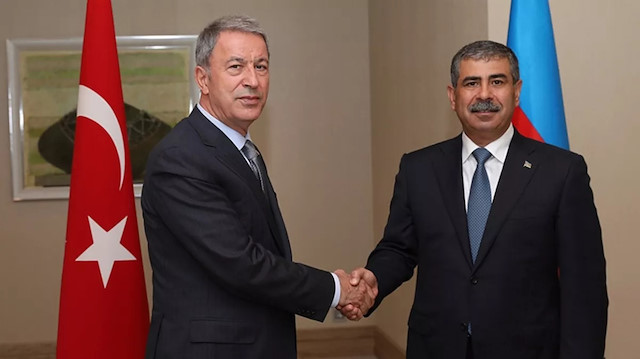 Bakan Akar Azerbaycan Savunma Bakanı Hasanov.