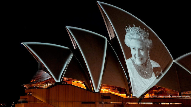 Kraliçe Elizabeth'in portresi ölümünün ardından Sidney Opera Binası'na yansıtıldı. 