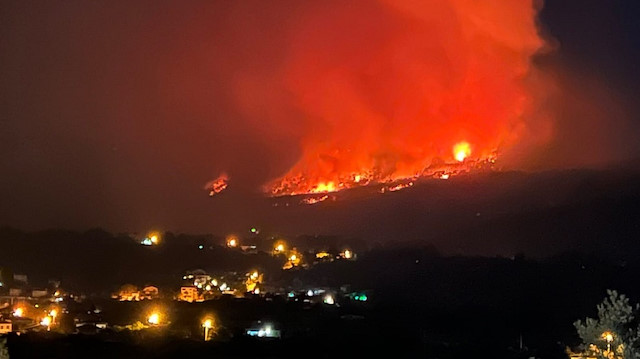 Yangının bazı yerleşim yerlerini de tehdit ettiği bildirildi.