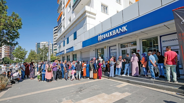 Diyarbakır'da vatandaşlar başvuru yapmak için banka önlerinde uzun kuyruklar oluşturdu.