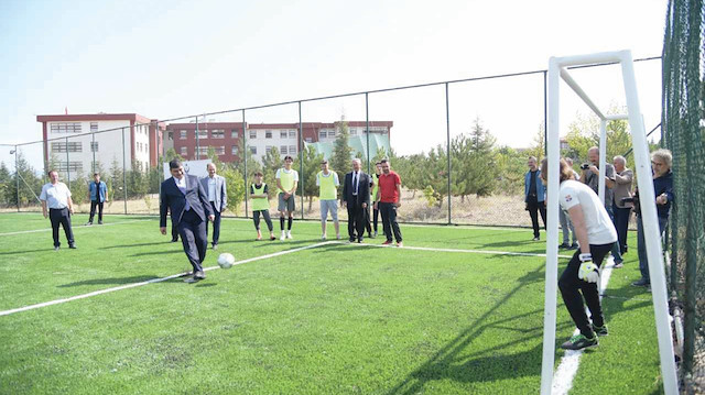  Belediye Başkanı Serhat Oğuz, Kaymakam Selim Parlar ile birlikte halı sahanın açılış kurdelasının ardından penaltı atışları yaptı.