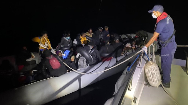 ​İzmir'de geri itilen 47 düzensiz göçmen kurtarıldı, 54 göçmen yakalandı.