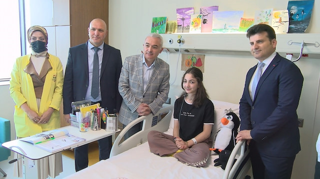 Hastanede tedavi gören 12 yaşındaki Ecrin Kılıç, sevincini paylaştı. 