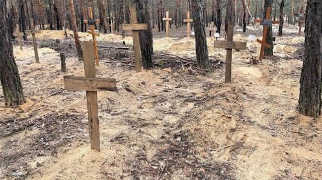 Yetkililer tarafından verilen bilgilere göre, keşfedilen alanda yüzlerce isimsiz tekli mezar ve 17’den fazla Ukraynalı askerin olduğu toplu bir mezar bulundu.
