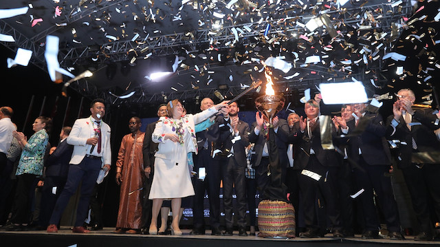 Gaziantep Büyükşehir Belediyesi tarafından düzenlenen 4’üncü Uluslararası Gaziantep Gastronomi Festivali’nin resmi başlangıcı festival meşalesinin yakılmasıyla başladı.