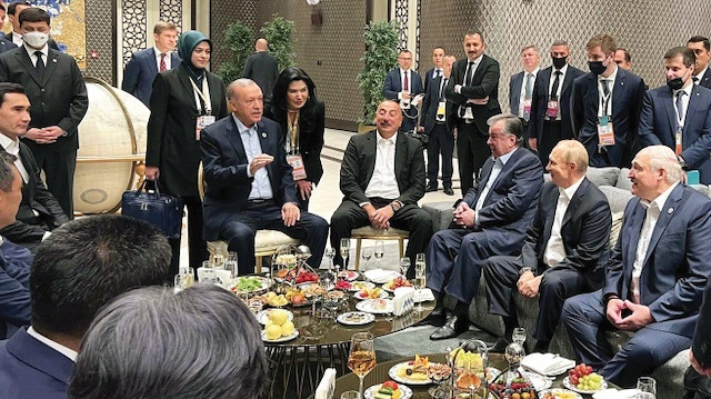 Cumhurbaşkanı Erdoğan, 
Semerkant’taki “Ebedi Şehir” 
kompleksinde zirveye katılan 
ülkelerin liderleriyle sohbet etti.