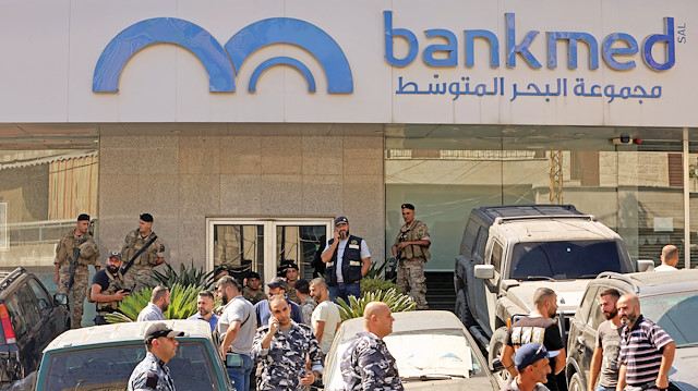 Lübnan'da bankalara soygun önlemi.