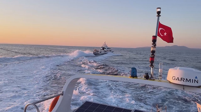 Gökçeada ve Yunanistan'ın Semadirek Adası açıklarındaki uluslararası sularda bulunan Zürafa kayalıkları bölgesinde avlanmak için denize açılan Özdemir ve ekibi, bir süre sonra kendilerine doğru yaklaşan botu fark etti.