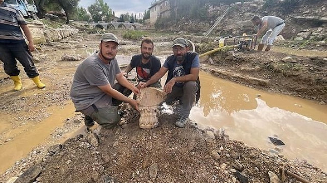 Çavdarhisar Aizanoi Antik Kenti’ndeki kazılarda güneş saatine ulaşıldı