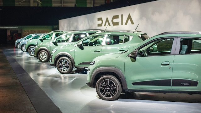 Dacia, Paris’te yapılan etkinlikle yeni logonun yanı sıra, yeni showroom konsepti, tasarım ve renklerin tanıttı.