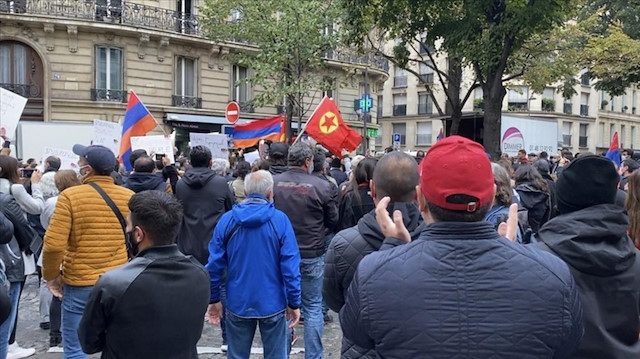 Azerbaycan’ın Paris Büyükelçiliği Ermeni grupların saldırısına uğradı. 
