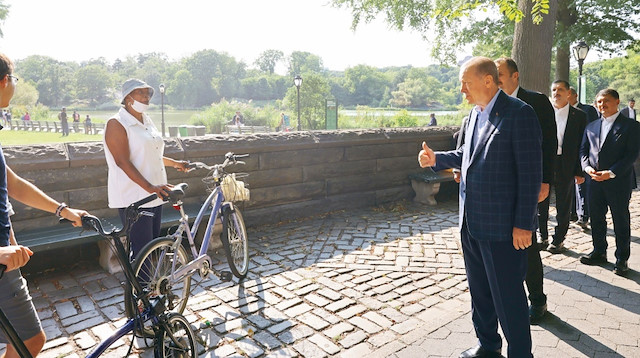 BM zirvesi için ABD’nin New York şehrinde bulunan Cumhurbaşkanı Tayyip Erdoğan, Central Park’ta yürüyüş yaptı. Yürüyüşü sırasında parkta bulunanların ilgisiyle karşılaşan Erdoğan, parktakilerle sohbet edip fotoğraf çektirdi.