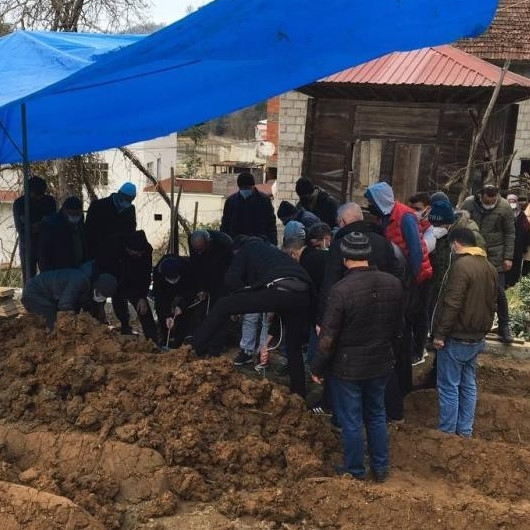 Kovid-19 hastalığı nedeniyle 9 ferdini kaybeden Rizeli ailenin genleri temiz çıktı