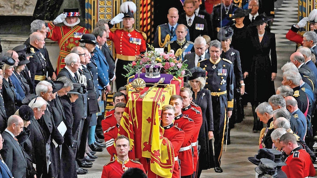 Yaklaşık 2 bin kişinin katılımıyla düzenlenen resmi cenaze töreni Westminster Abbey Kilisesi'de yapıldı.