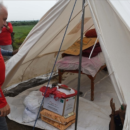 الهلال الأحمر التركي يوزع طرودا غذائية على ضحايا فيضانات باكستان
