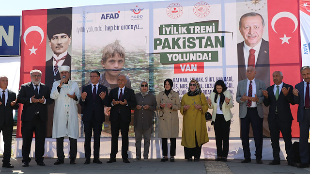 Bakan Kirişçi eşliğinde Van'dan, Pakistan'a İyilik Treni uğurlandı.