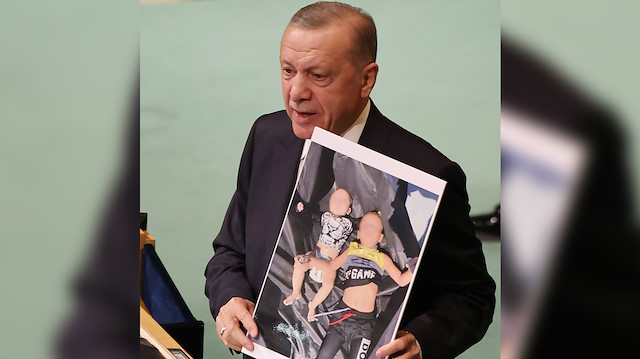 ​Cumhurbaşkanı Erdoğan Yunanistan'ın ölüme ittiği bebeklerin fotoğrafıyla dünyaya seslendi.