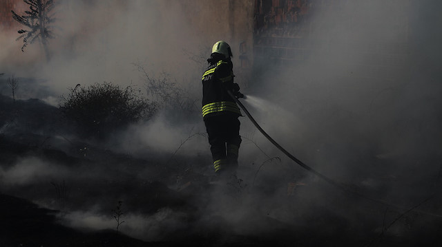 İtfaiye ekipleri yangınlara müdahalede bulundu.