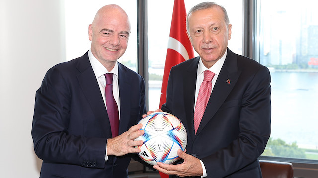 Infantino, kabulde üzerinde Cumhurbaşkanı Erdoğan'ın isminin yazılı olduğu, Katar'da yapılacak FIFA 2022 Dünya Kupası resmi topunu hediye etti.