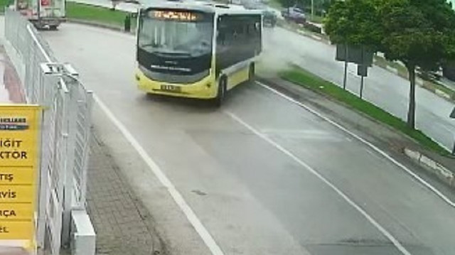 Kayganlaşan yolda kontrolden çıkan otobüs refüjü aşarak yoldan çıktı
