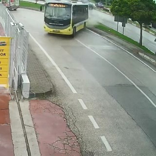 Kayganlaşan yolda kontrolden çıkan otobüs refüjü aşarak yoldan çıktı