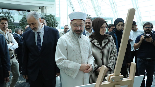 Diyanet İşleri Başkanı Ali Erbaş, Ankara Yüksek Hızlı Tren Garı sergi salonunda gerçekleştirilen açılışa katıldı.