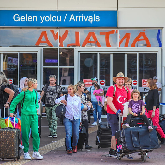Kısmi seferberlik sonrası Ruslar Türkiyeye akın etti: Antalyaya uçuş fiyatı 70 bin TL oldu