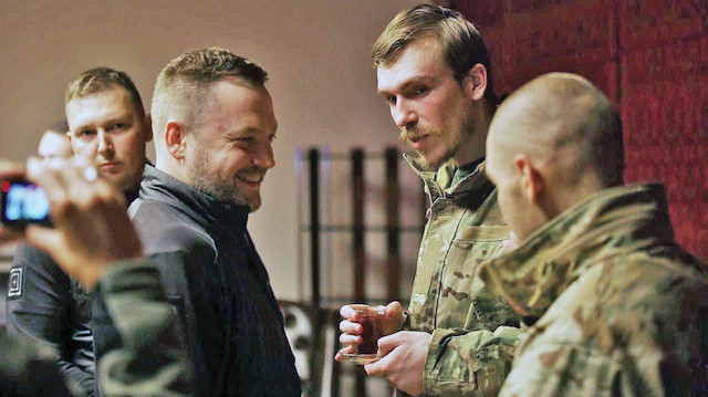 Türkiye'ye teslim edilen Azov Taburu komutanları çay içerek sohbet etti.