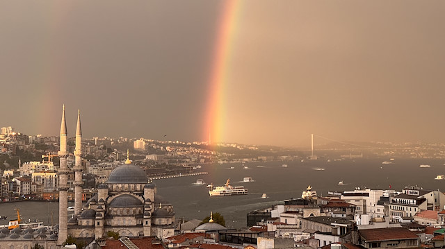 İstanbul'da çift gökkuşağı kartpostallık görüntü oluşturdu