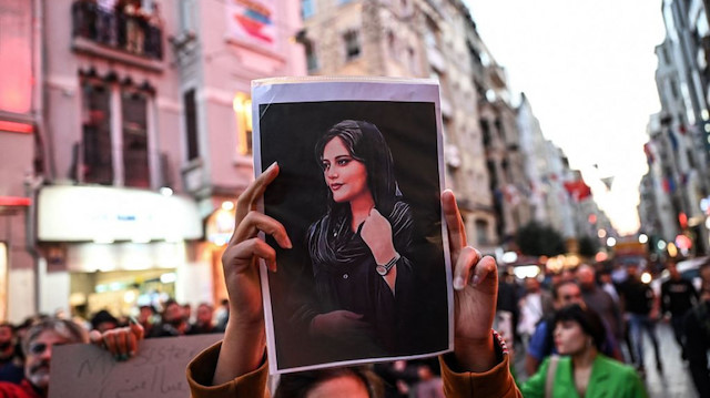 Mahsa Emini'nin ölümünün ardından İran'da düzenlenen gösterilerde en az 7 kişi hayatını kaybetti