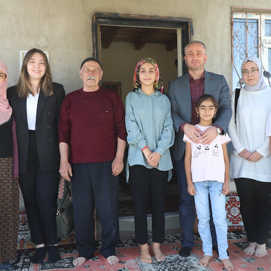 Ev ev gezerek aileleri ikna edip çocukları okula kazandırıyorlar