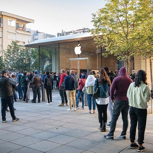 Apple mağazalarının önünde iPhone kuyruğu: Vatandaşlar geceden sıraya girdi