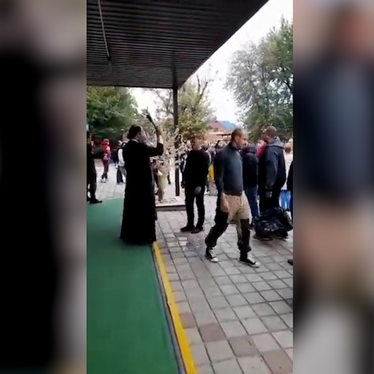 Krasnadorda papazlar seferberlik için çağırılan erkekleri vaftiz ediyor