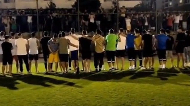 Futbolcular omuz omuz vererek taraftarın konuşmasını dinledi ve sonunda alkışladı. 