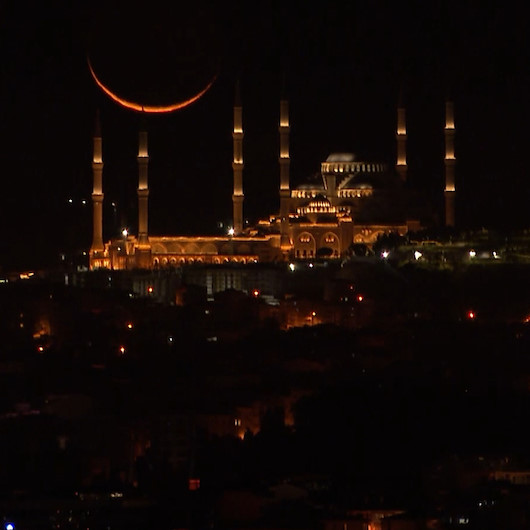 Hilal şeklini alan ay Çamlıca Camisi ile güzel görüntü oluşturdu