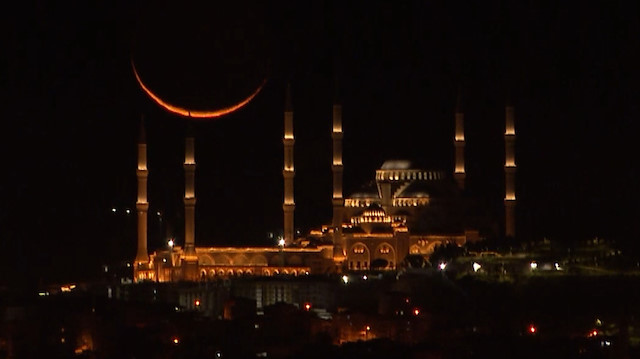 Hilal şeklini alan ay Çamlıca Camisi ile güzel görüntü oluşturdu