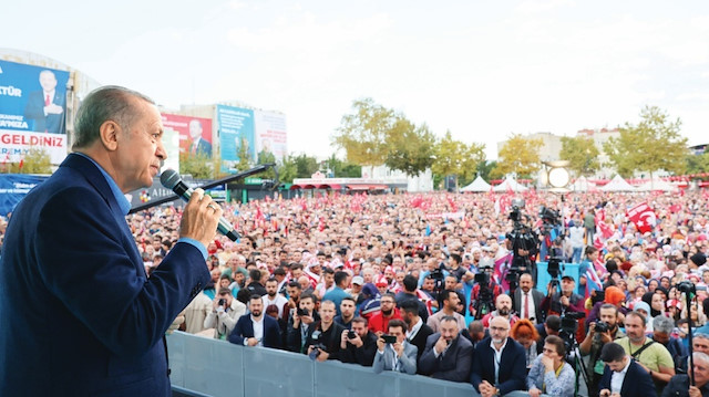 Sakarya’da toplu açılış töreninde konuşan Cumhurbaşkanı Tayyip Erdoğan, CHP’li belediye başkanlarından Twitter’dan biat isteyen Kılıçdaroğlu’nu eleştirdi.