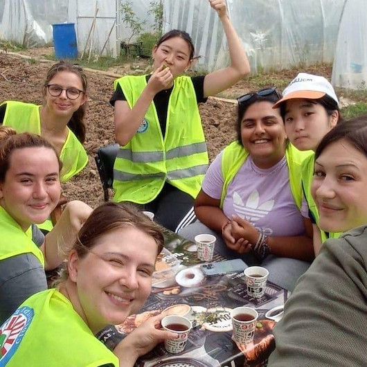 Yabancı gençler Kastamonu’da çevreyi temizledi sokak hayvanlarını besledi