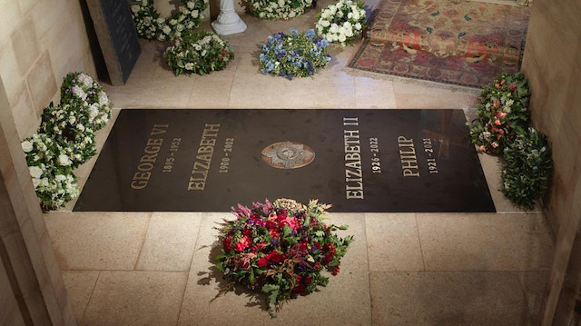 Kraliçe II. Elizabeth’in Windor Kalesi’ndeki mezar taşı paylaşıldı.
