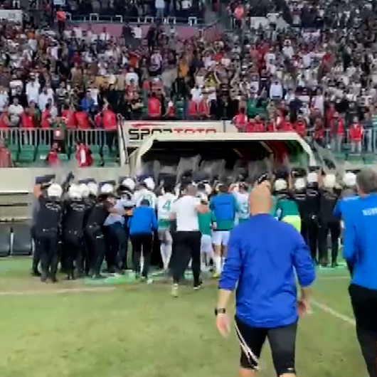 Amedspor-Bursaspor maçı sonrası ortalık karıştı: Bursasporlu futbolcular polis kalkanları eşliğinde sahadan ayrıldı