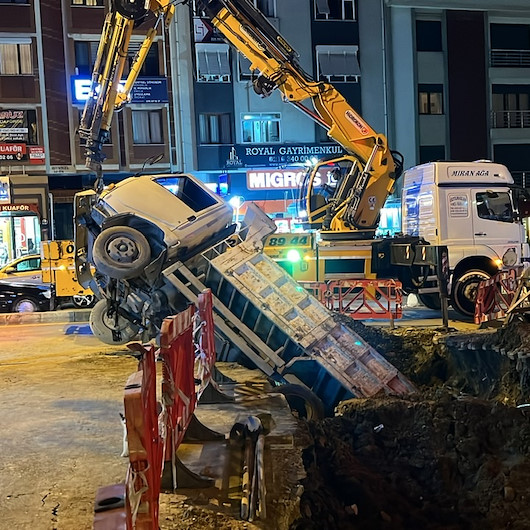 İSKİ çalışması sırasında kamyonet çukura düştü: Vinç yardımıyla çıkarıldı