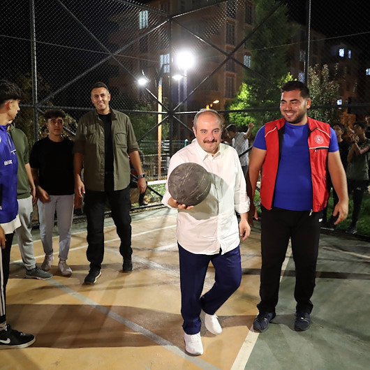 Bakan Varank Adıyamanda gençlerle basketbol oynadı