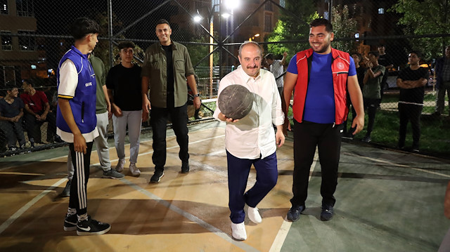 Bakan Varank Adıyaman'da gençlerle basketbol oynadı