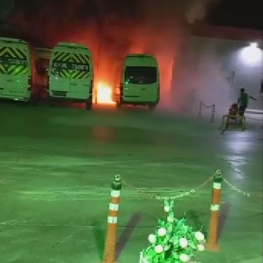 İzmir’de park halindeki servis minibüsü alev alev yandı