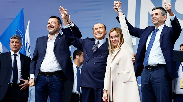 İtalya'da yapılan seçimleri resmi olmayan sonuçlara göre İtalya'daki Kardeşler Partisi'yle aşırı sağcı lideri Giorgia Meloni kazandı.