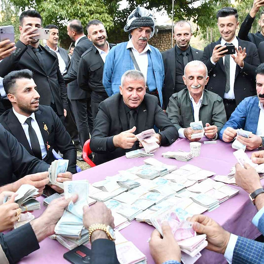 Beş bin kişinin katıldığı düğün için 750 bin liralık masraf yapıldı: Bir milyon liralık takı takıldı