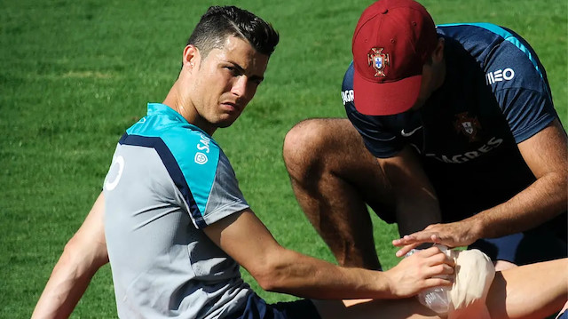 Cristiano Ronaldo'nun idmanlarda dizine sürekli buz tedavisi uyguladığı görülüyor.