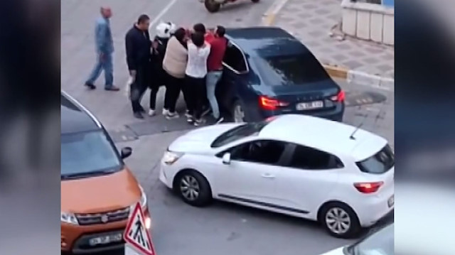 Beylikdüzü'nde sürücülerin yol verme kavgası